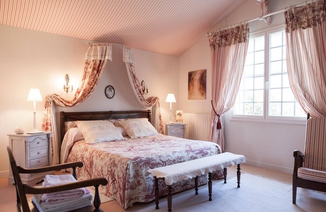 CHARMING B&B at the gateway to ST EMILION