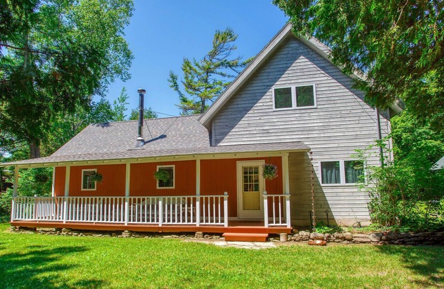 Charming Baileys Hollow Cottage