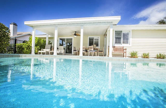Charming Beach Cottage with private pool - only 2 miles to stunning Bonita Beach