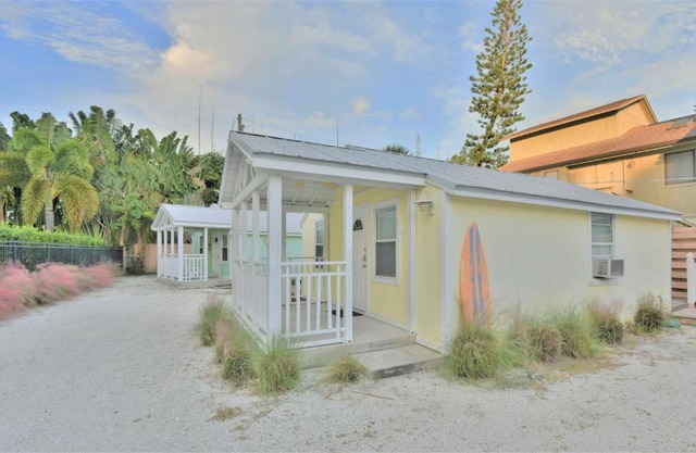Charming Beach Cottage Steps to Siesta Beach and Village Shops and Restaurants