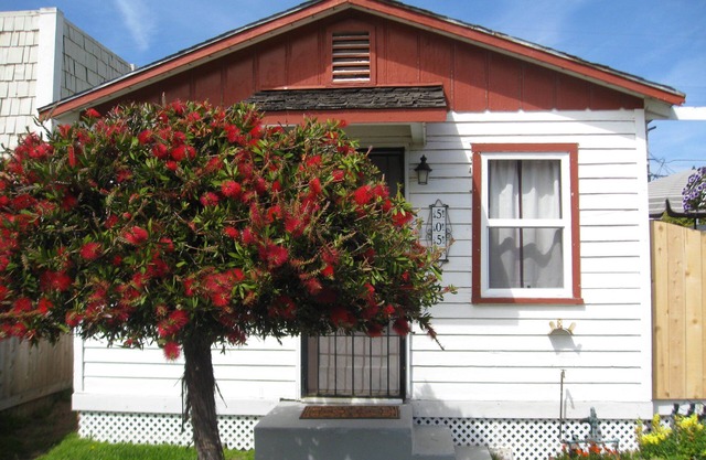 Charming Beach Cottage-1 Block from Beach, Low Prices