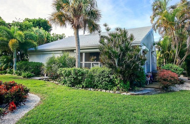 Charming Beach Cottage. Walk to Beach, on Bike Path, Screened Porch, Heated Pool
