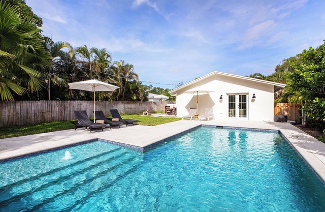 Charming Beach Cottage with private pool! One mile to stunning Horizon Beach!