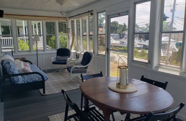 Charming beachside cottage in quaint Onset