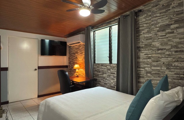 Charming bed & breakfast in lovely Alajuela with AC. 15 minutes near airport