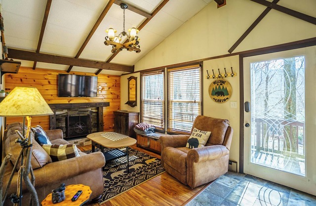 Charming Beech Mountain Chalet – 2BR + Loft - 5 Mins to Ski Slopes & Restaurants