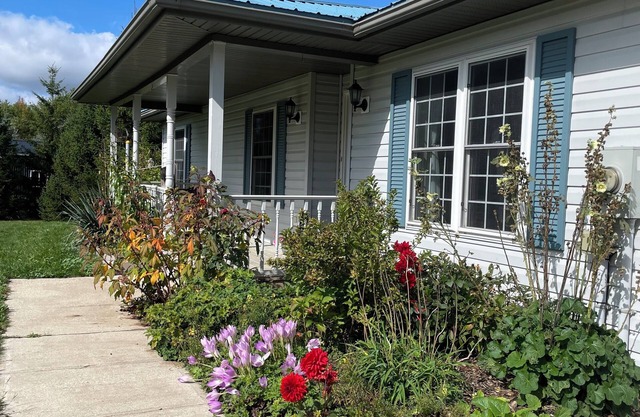 Charming bungalow on 4.5acres, trails, lakes and more near Markdale