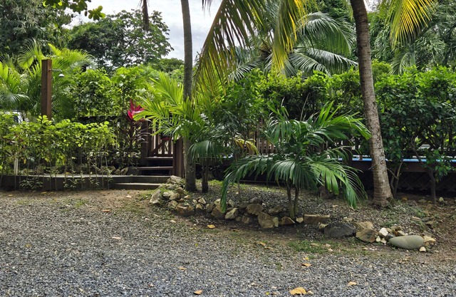 Charming bungalow with 2 bedrooms and WiFi, AC in Sandy Bay, closest to the pool