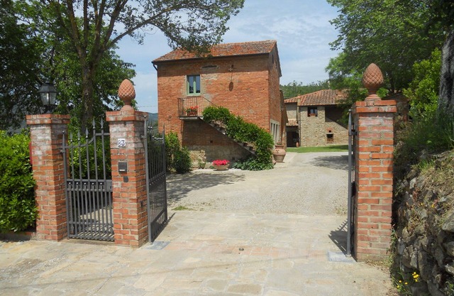 Charming Cottage with Pool, Nestled in the Heart of Val Di Chiana.n
