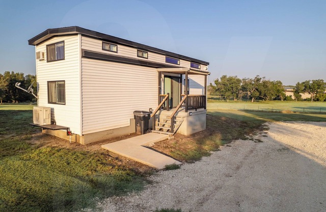 Charming cabin in Hamilton with AC - perfect for a cozy getaway