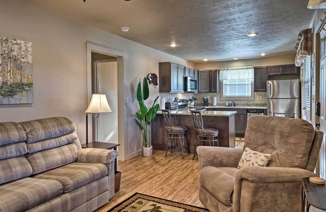 Charming Cabin w/Patio - Walk to Table Rock Lake!