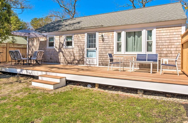 Charming Cape Cottage w/ Patio: 4 Mi to Beach!