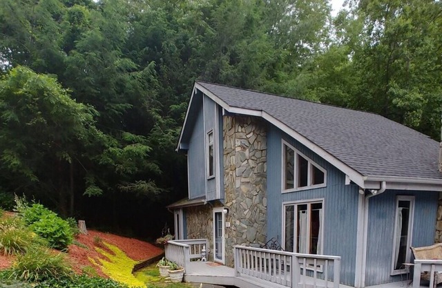 Charming Chalet Nestled in Woods of Lake Junaluska Asheville 20 min.