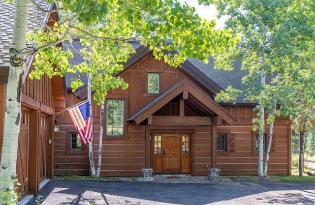 Charming Chalet on the Golf Course