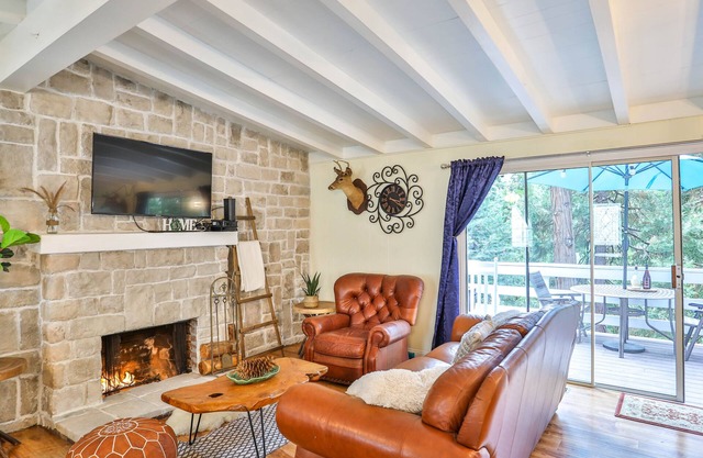 charming chalet with 3 bedrooms and WiFi, AC in delightful Lake Arrowhead
