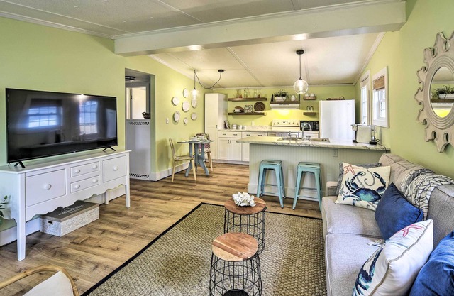 Charming Charleston Cottage: 2 Mi to Folly Beach!
