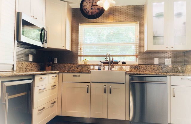 Charming Clean Home near East End Market Large fenced yard - 25% off thirty days