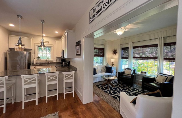 Charming Coastal Cottage 5 Minute Drive to Wells Beach