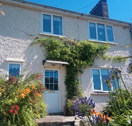 Charming Coastal Retreat in Flushing, Cornwall | Cosy Village Home with Parking & Outdoor Space, Near Beach & Falmouth Ferry