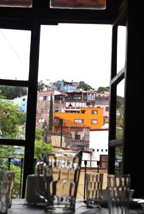 Charming Cocoon with Balcony - Historic downtown