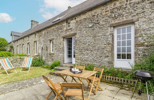 Charming Cottage with Private Garden, Near Beaches, and Wood Stove
