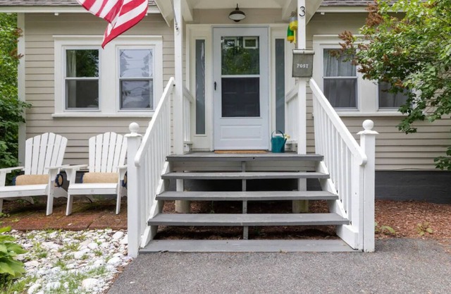 Charming cottage short walk to beach!