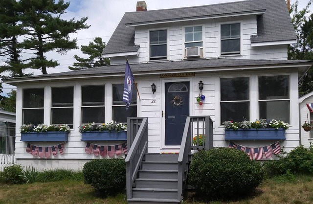 Charming Cottage 5 min walk to beach & 8 min. walk to The Pier !