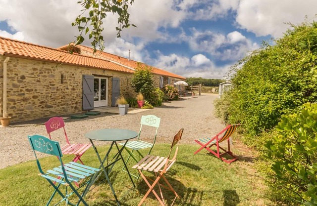 "Charming Cottage with Private Garden, Jacuzzi, and Bikes – Near Nantes & Beach"
