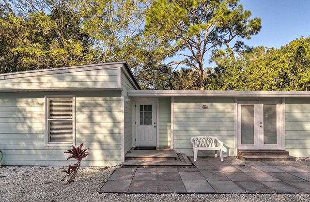 Charming Cottage ~ 5 Miles to Siesta Key Beach!