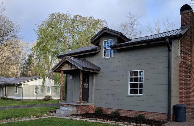 Charming Cottage Downtown