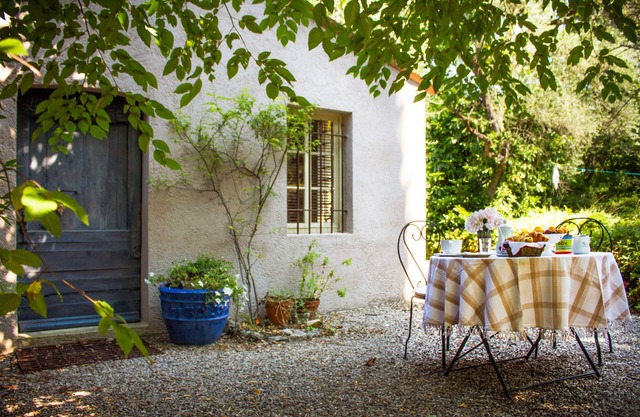 CHARMING COTTAGE IN A LARGE GARDEN