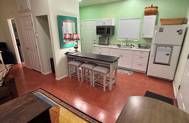 Charming Cottage in central Tucson with AC