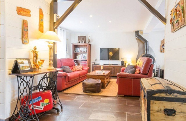 Charming Cottage Near Medieval City: 3BR, Close to Beach, Private Garden, Modern Amenities