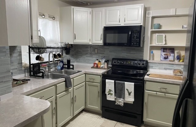 Charming cottage near the lakefront in Kissimmee. walking to downtown amenities.