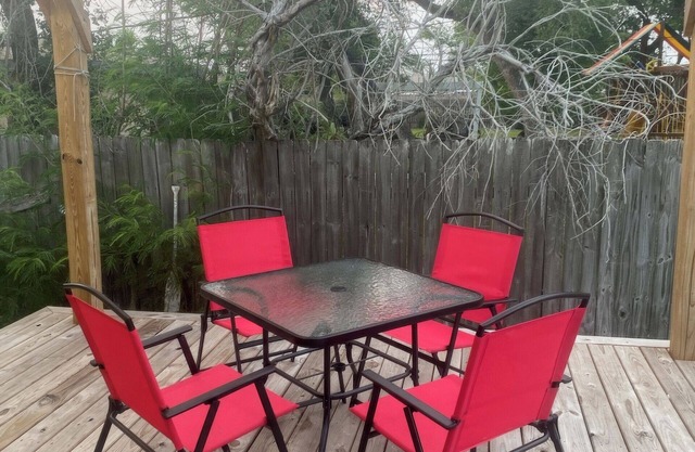 Charming cottage , super close to the water park,Port Aransas ferry, Rockport.