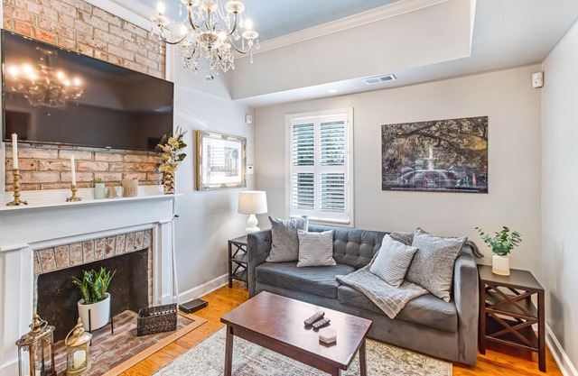 Charming Cottage Steps Away from Forsyth Park by Lucky Savannah
