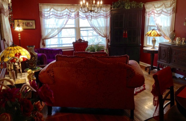 Charming Cottage in Historic District Close to Downtown