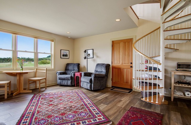 Charming cottage w/dramatic views and fireplace. Ideal location