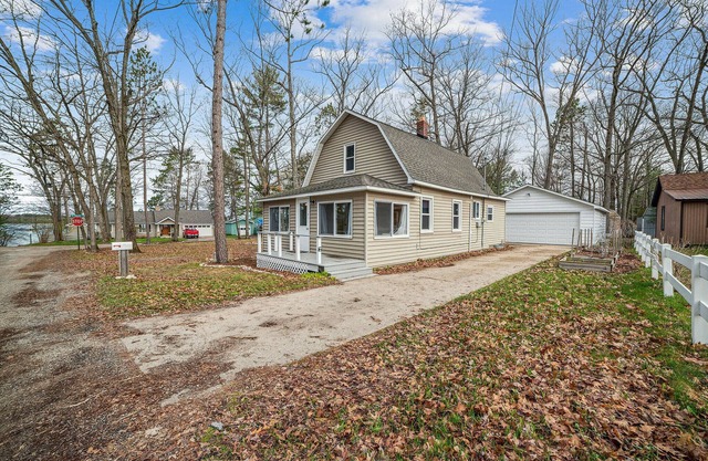 Charming Cottage w/Lake Access and private Fire Pit