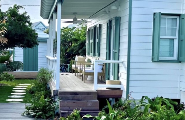Charming Cottage w/pool- in the highly desired settlement