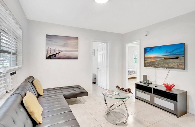 Charming Cottage, walk to Atlantic, pets welcome