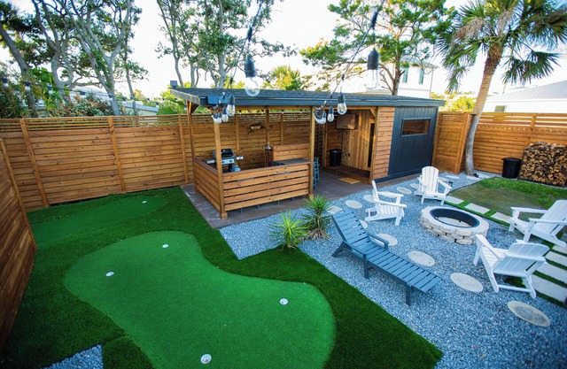 Charming Cottage with Sauna, MINI Golf, 2 OD Showers, Firepit, 2 Tubs and more!