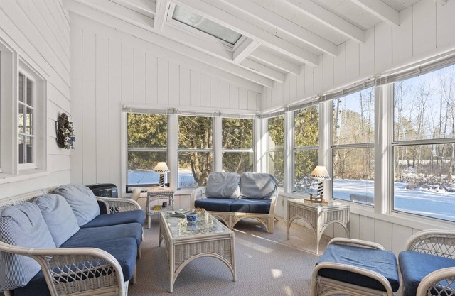 Charming Cottage - Walk to Jacksonport! -Labor Day Wknd Still Avail!