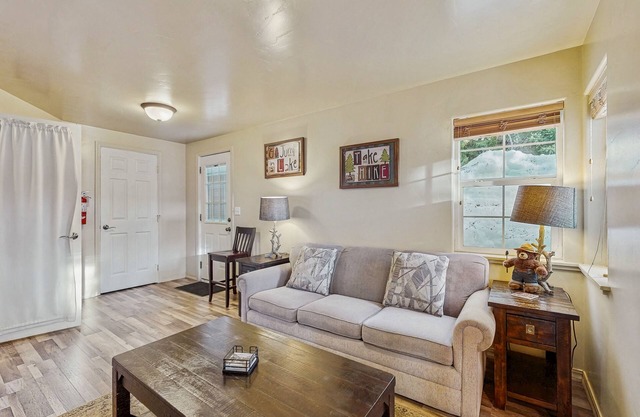 Charming cottage with deck, yard & firepit - walk to lake & downtown
