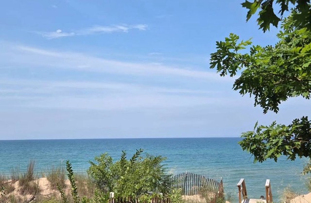 Charming cottage with fireplace & private beach, perfect for getaways