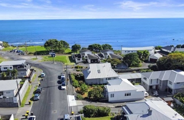 Charming Cottage - with deck & beach access