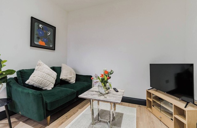 Charming & Cozy 2 BR flat. Steps from Everyth…