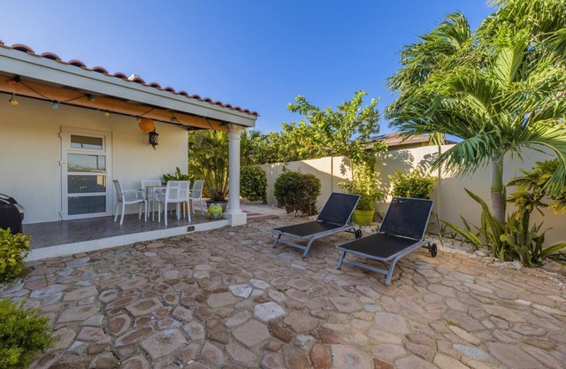 Charming & Cozy Studio with Patio ~ Near the Beach