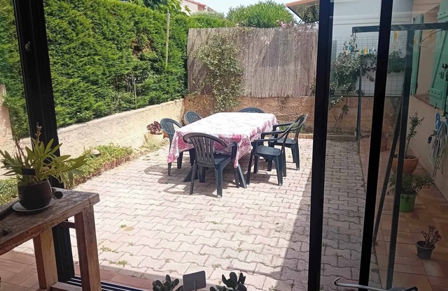 Charming detached house in Saint André, in a quiet location. Pets welcome!