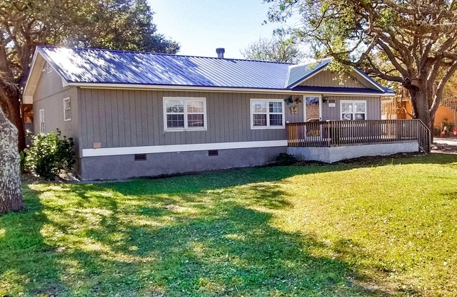 Charming dog-friendly home near beach with central AC & W/D